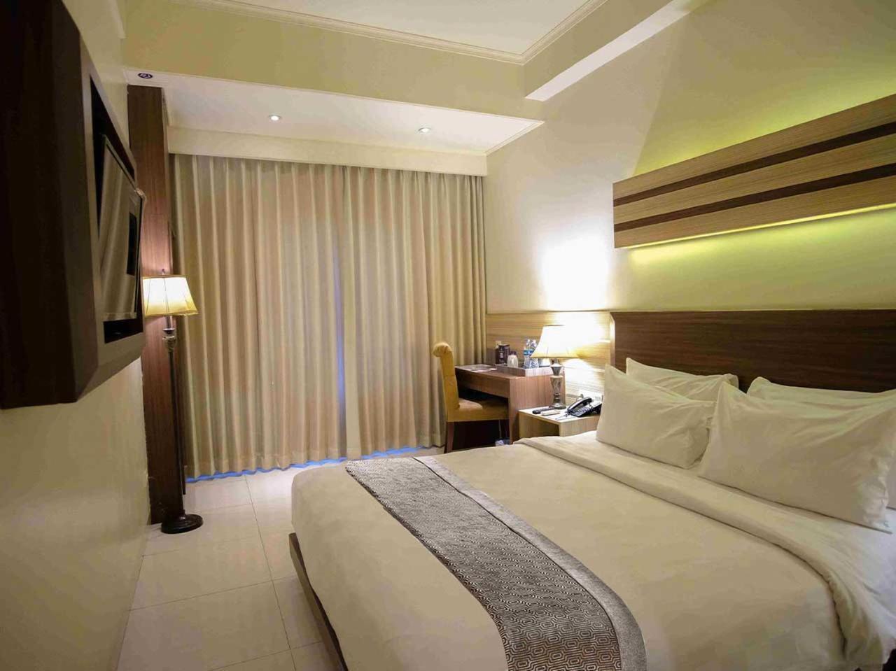 Sapphire Sky Hotel & Conference Serpong Exterior foto